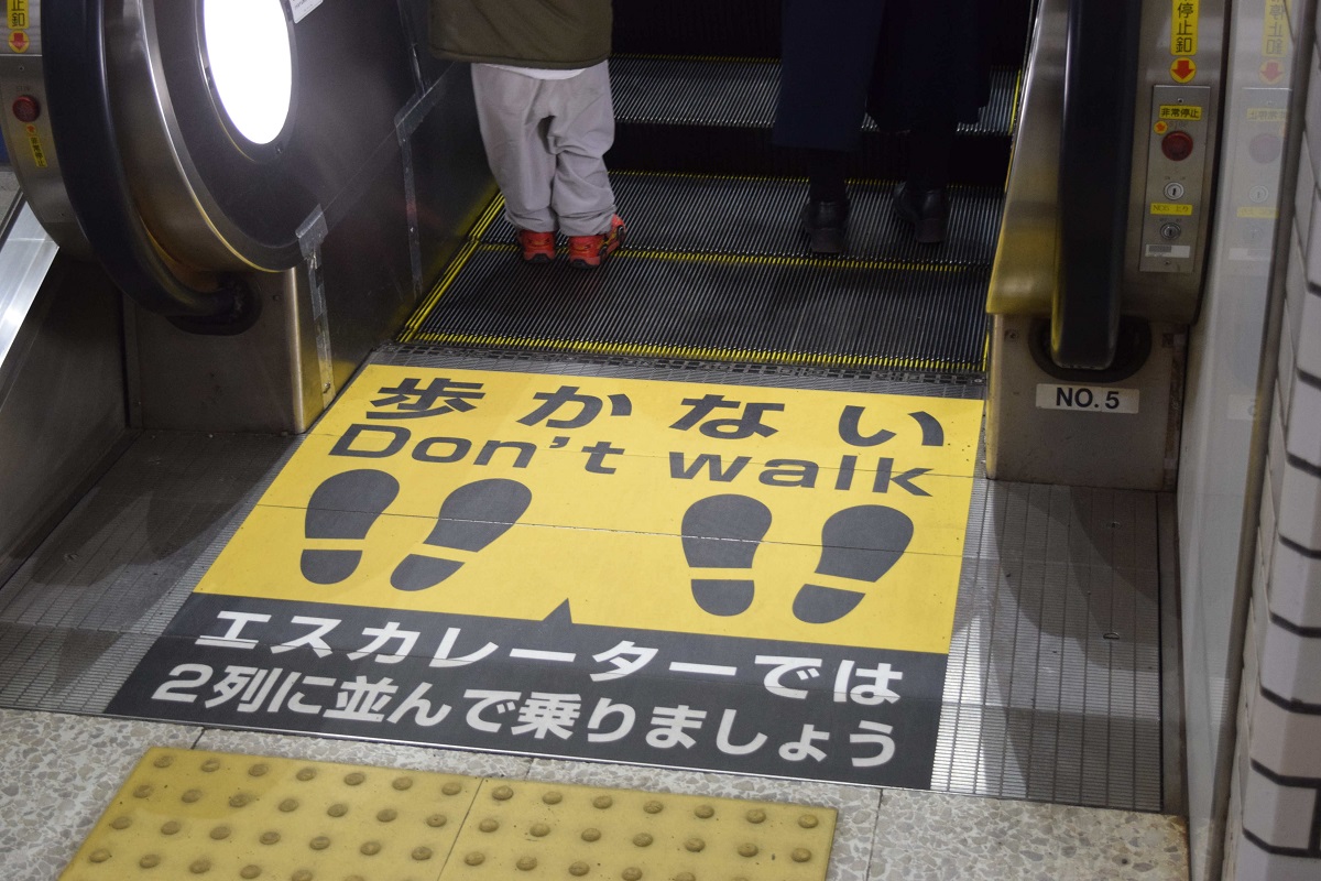写真・図版 : ２列に並んで乗ることをよびかける札幌市営地下鉄のステッカー