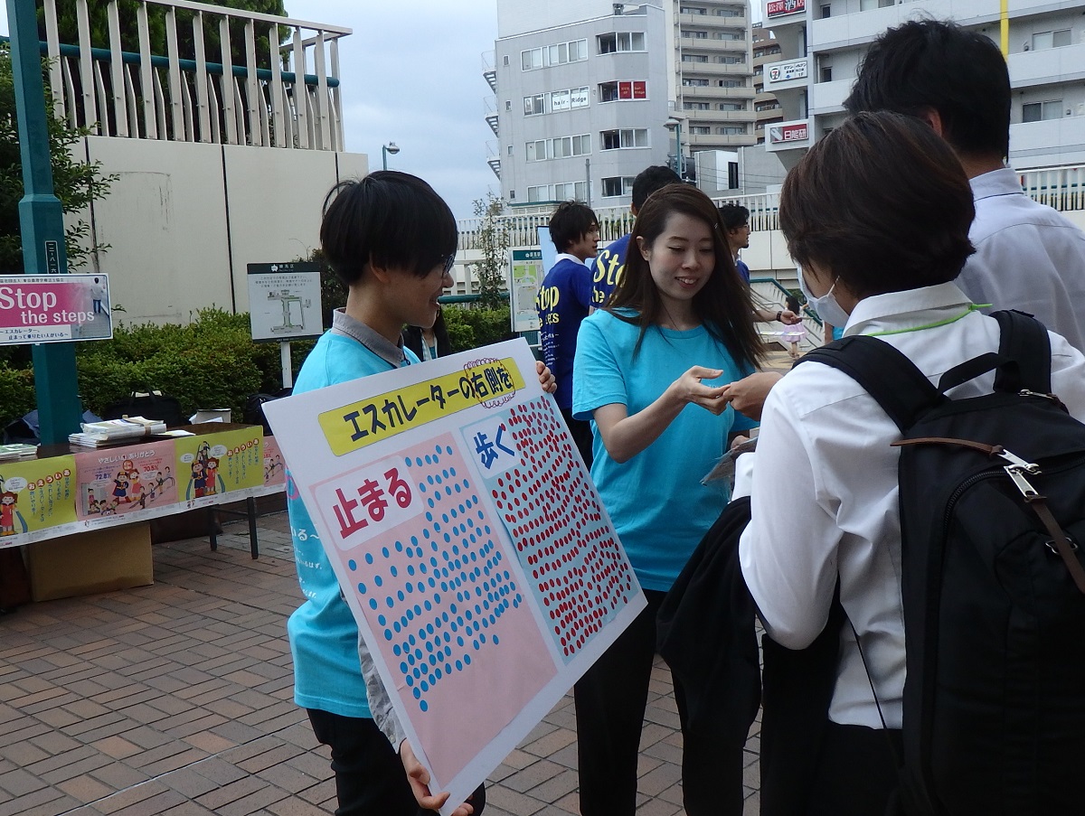 写真・図版 : 街頭でのシール投票で「片側空け」の見直しを求める東京都理学療法士協会＝2017年6月18日、東京都練馬区