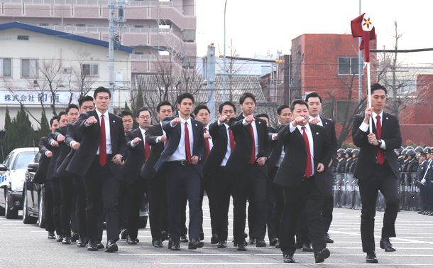 写真・図版 : 愛知県警の視閲式での分列行進＝2019年1月8日、名古屋市南区