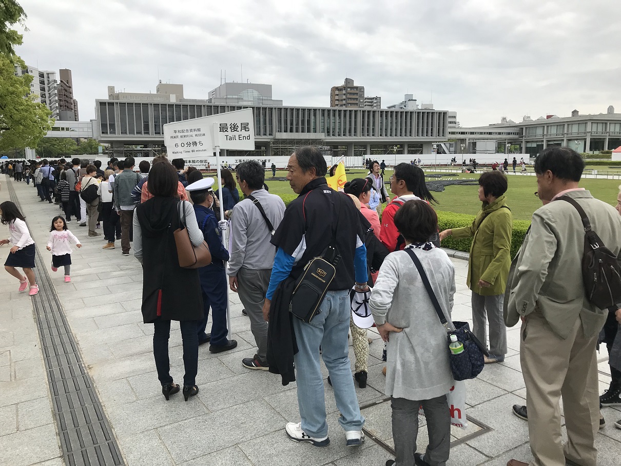 写真・図版 : リニューアルされた広島の平和記念資料館には、大型連休中に長い行列ができた＝2019年4月30日、広島市中区、宮崎園子撮影