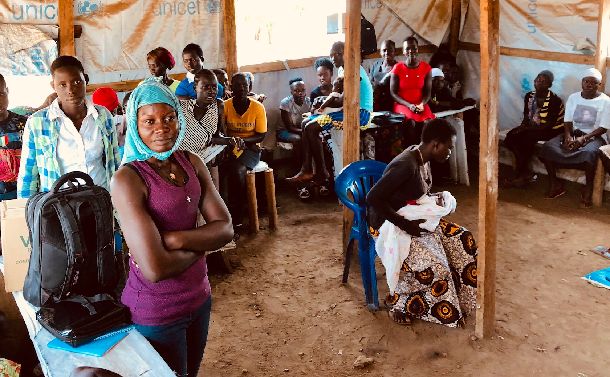 写真・図版 : 職業訓練プログラムの一環で、NGOから派遣されているウガンダ人インストラクターによって、縫製の授業が行われていた。