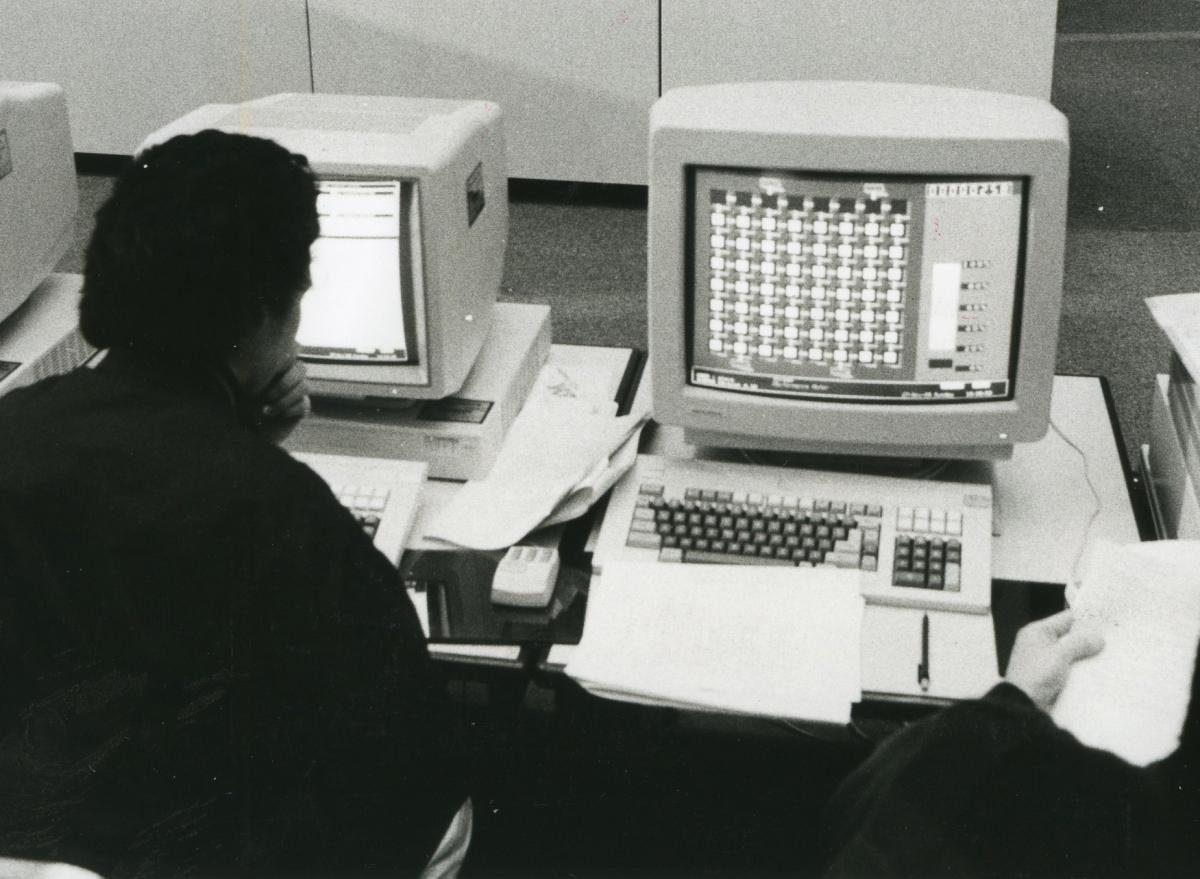 写真・図版 : 「第５世代コンピューター国際会議1988」に展示された試作機＝1988年11月28日、東京・芝公園