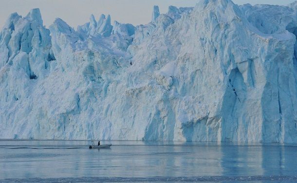 2019年2月、グリーンランドのイルリサットに面するディスコ湾では氷山の手前を、漁船が航行していた。20年余り前まで、冬季は海面が凍りつき、犬ぞりで行き来していたという。