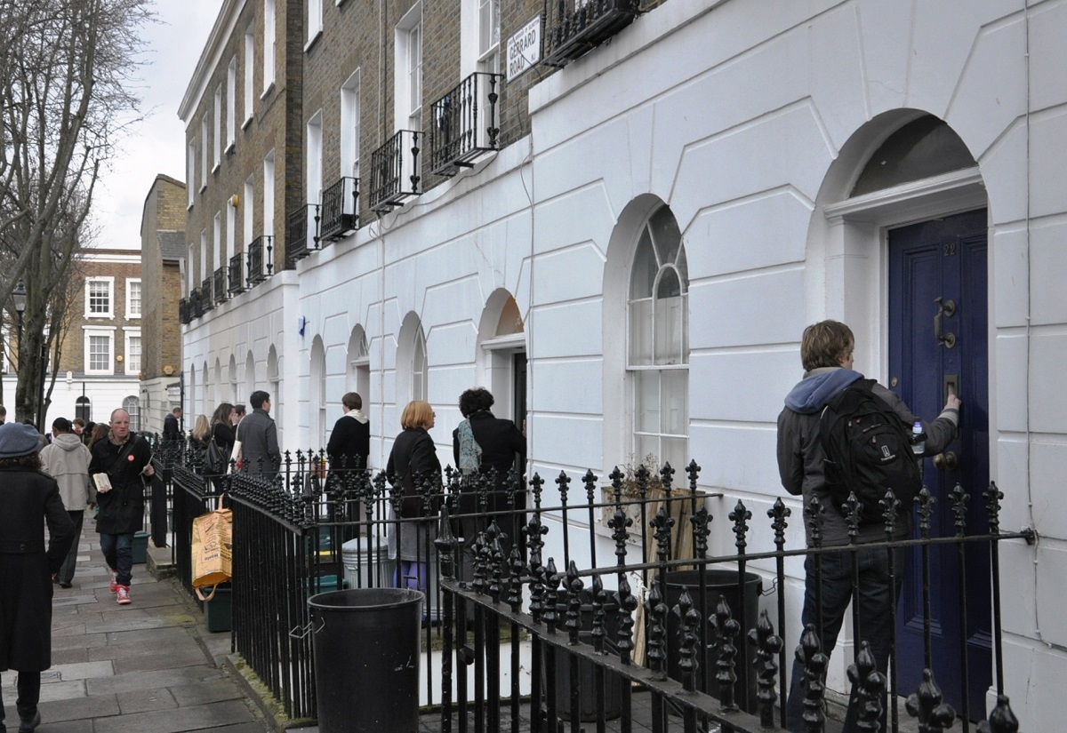 写真・図版 : 英国の選挙では、ボランティアの運動員が一軒一軒、ドアをノックして戸別訪問する＝ロンドン