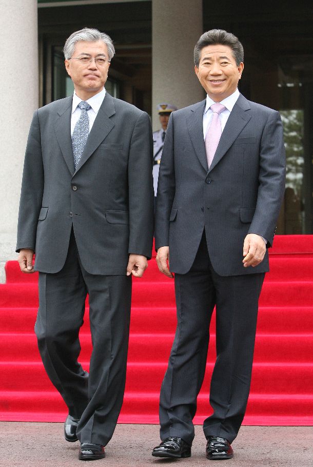 写真・図版 : 盧武鉉大統領（右）と文在寅氏＝文在寅陣営提供 