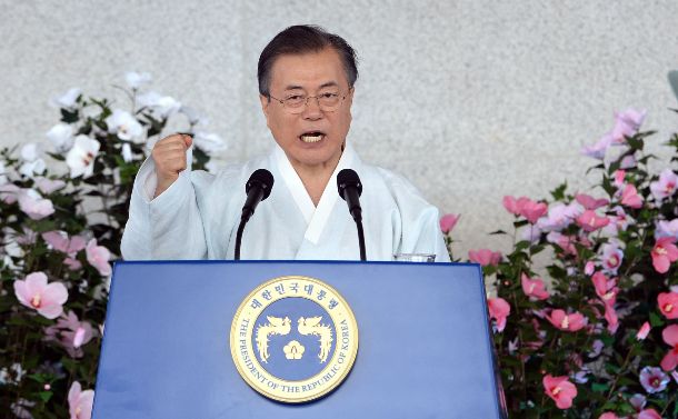 写真・図版 : 韓国・天安市で日本統治からの解放を記念する「光復節」の式典で演説する文在寅大統領=2019年8月15日、東亜日報提供