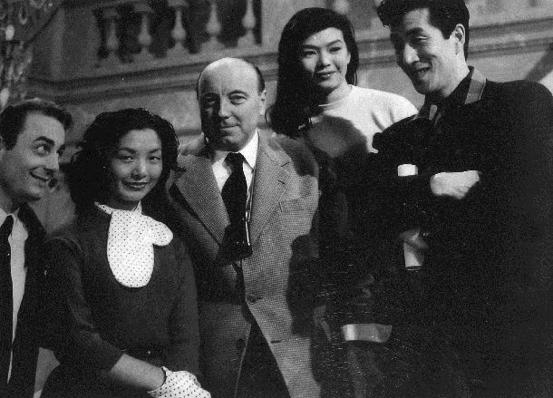 写真・図版 : マルセル・カルネの撮影現場を知人と尋ねる洋子。左から、ロラン・ルザッフル、秦早穂子、マルセル・カルネ、谷洋子、高英男
