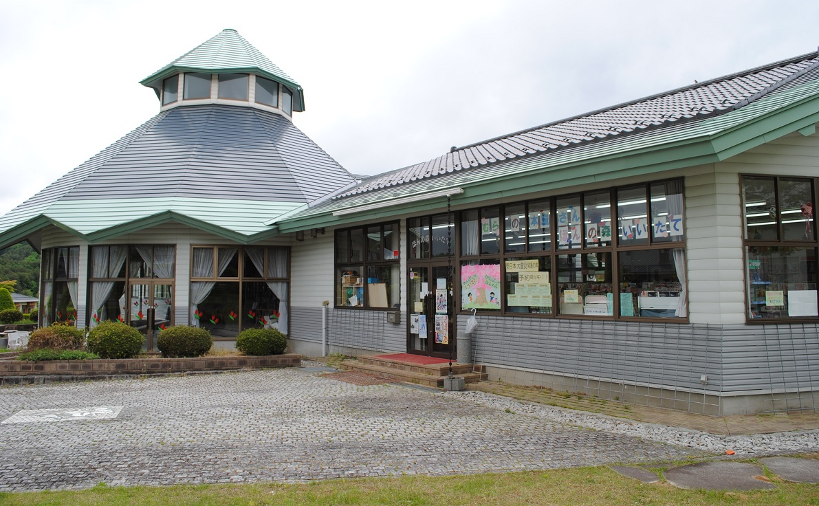 写真・図版 : 福島県飯舘村「ほんの森いいたて」=2011年5月28日、筆者撮影