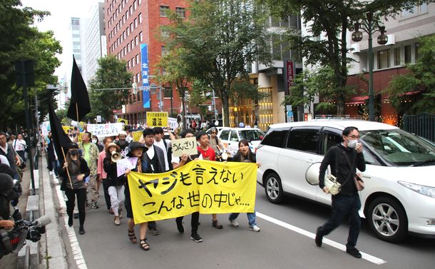 写真・図版 : 大通公園周辺をデモ行進する市民たち＝2019年8月10日、札幌市中央区