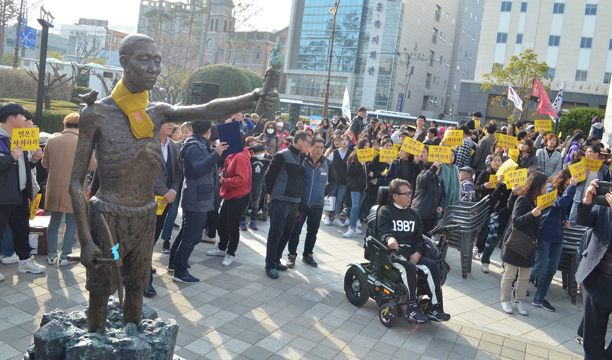 写真・図版 : 韓国・釜山の日本総領事館近くに置かれた徴用工を象徴する像