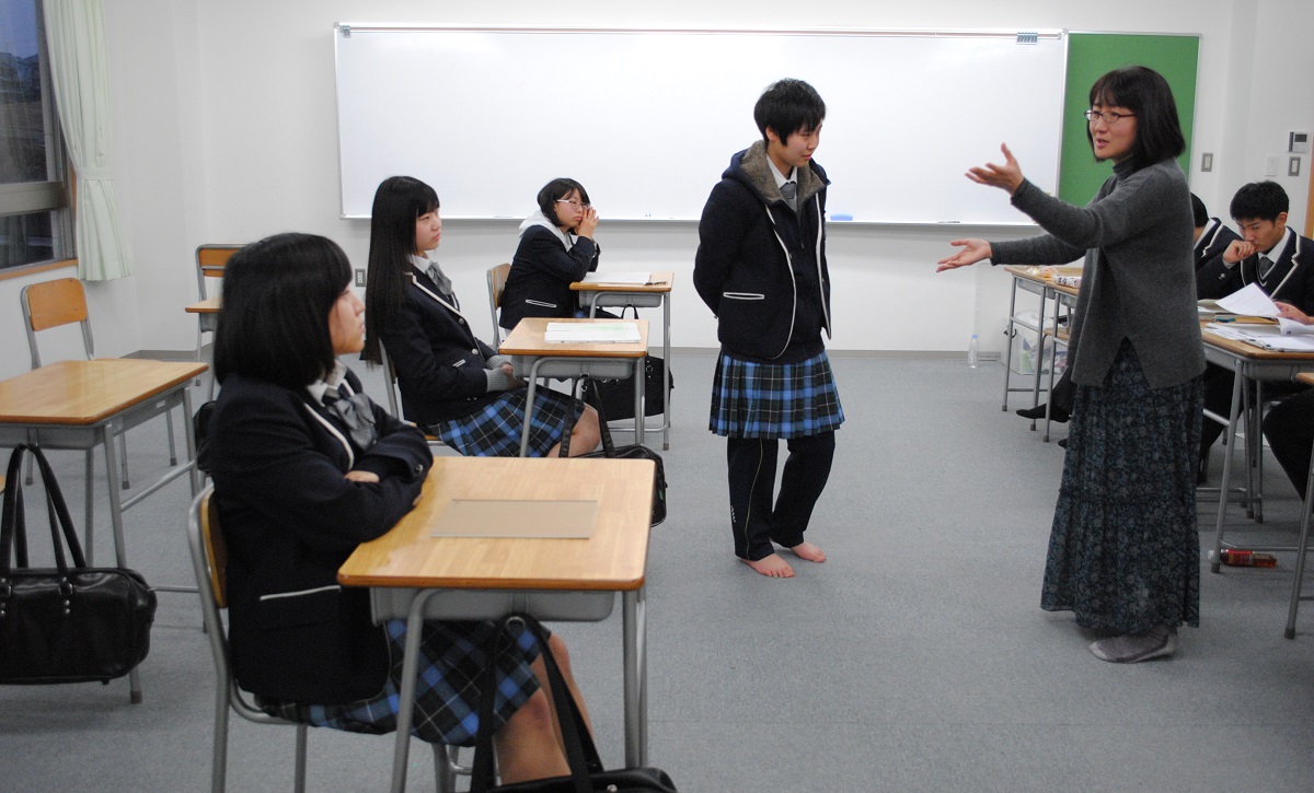 県立ふたば未来学園高校（広野町）生徒たちに演出する柳美里さん（右）