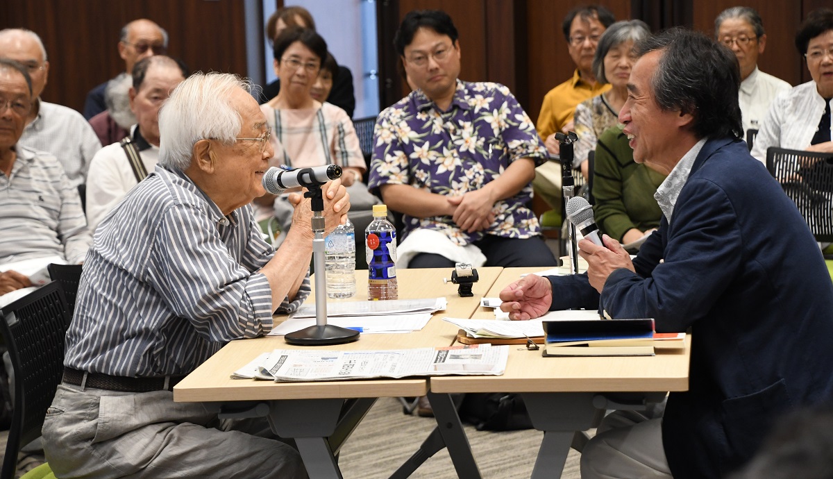 写真・図版 : 平岡敬元広島市長(左)と筆者