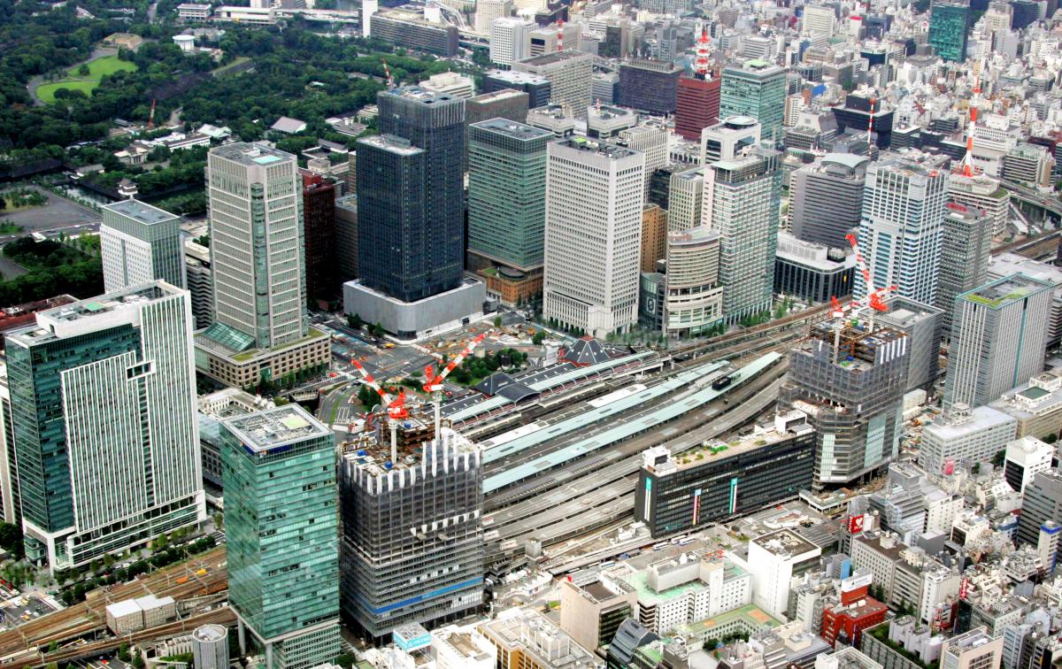 写真・図版 : 2006年9月、オフィスビルの再開発が進むＪＲ東京駅周辺。手前は八重洲、奥は丸の内＝朝日新聞社ヘリから 