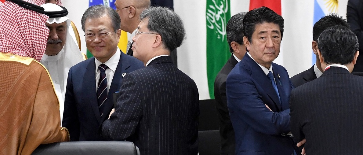 写真・図版 : 6月のG20サミットでは、安倍晋三首相と韓国の文在寅大統領(左から2番目)とのよそよそしい振る舞いが目立った=代表撮影 