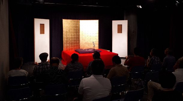 写真・図版 : 晴太と朝七の第2回勉強会会場。開演を前に客が次々とやって来た＝2019年８月13日、東京都新宿区歌舞伎町