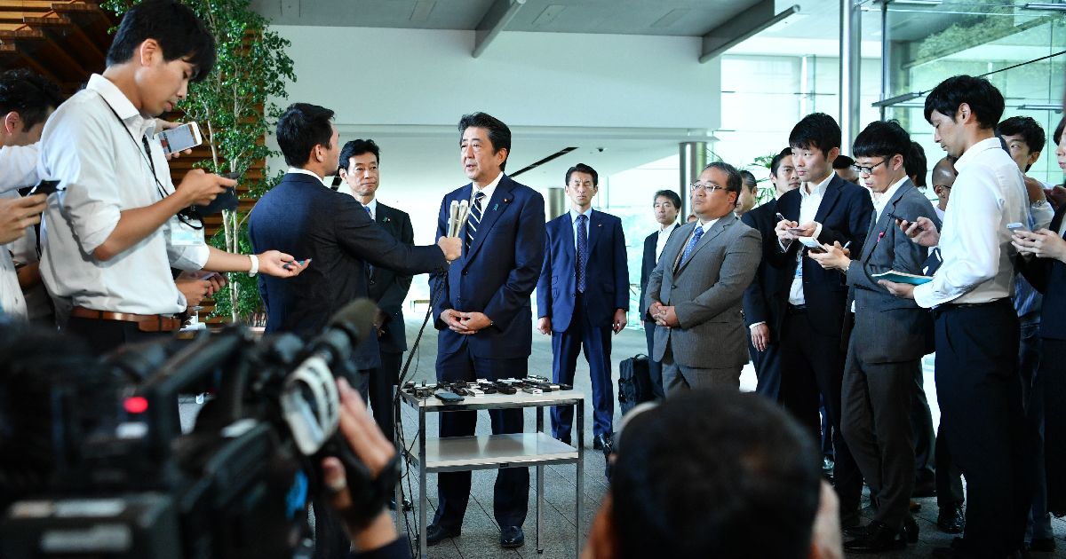 写真・図版 : 韓国のGSOMIA破棄に関して記者の質問に答える安倍晋三首相＝2019年8月23日午前、首相官邸