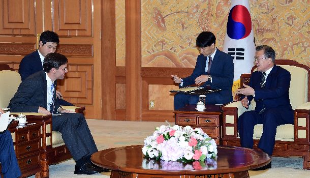 写真・図版 : 訪韓したエスパー米国防長官（左）と会談する文在寅大統領＝2019年8月9日、ソウルの大統領府