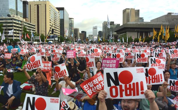 写真・図版 : ソウル光化門広場で、日本政府の対韓輸出規制強化などに反対する集会に参加した人たち。「ノー安倍」のプラカードが一斉に掲げられた＝2019年8月15日