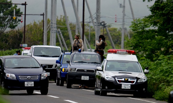 写真・図版 : 2015年には知床でヒグマが車にぶつかる事故が起き、国道を封鎖してヒグマを監視。最後はハンター3人で射殺した＝2015年6月3日、斜里町真鯉、 奈良山雅俊撮影