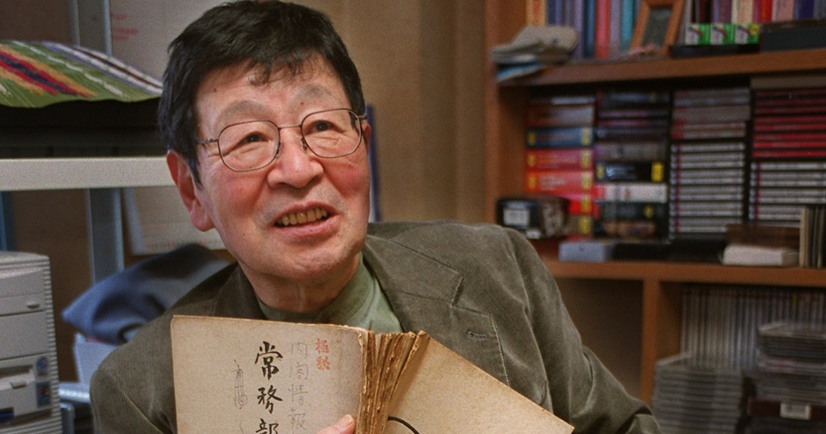 写真・図版 : 山中恒さんは、戦中の修身教科書を読み解くことで現在に警鐘を鳴らしてもいる＝2000年