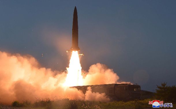 写真・図版 : 2019年7月25日に発射された飛翔（ひ・しょう）体。朝鮮中央通信が報じた＝朝鮮通信