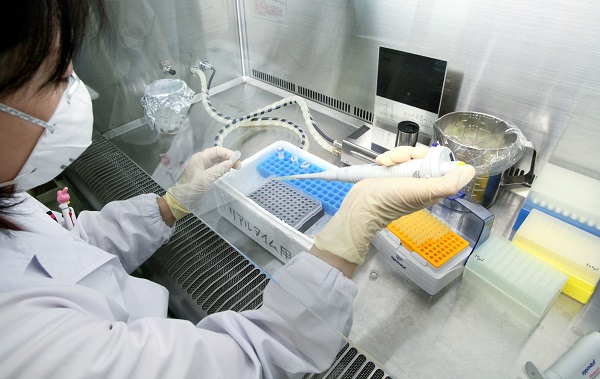 写真・図版 : PCR検査の準備作業をする技師＝西畑志朗撮影