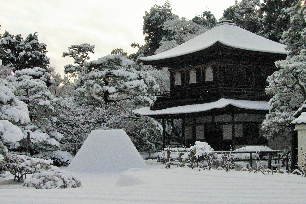 写真・図版 : 銀閣寺の国宝・銀閣（観音殿）。雪とのコントラストが美しい＝京都市、筆者撮影