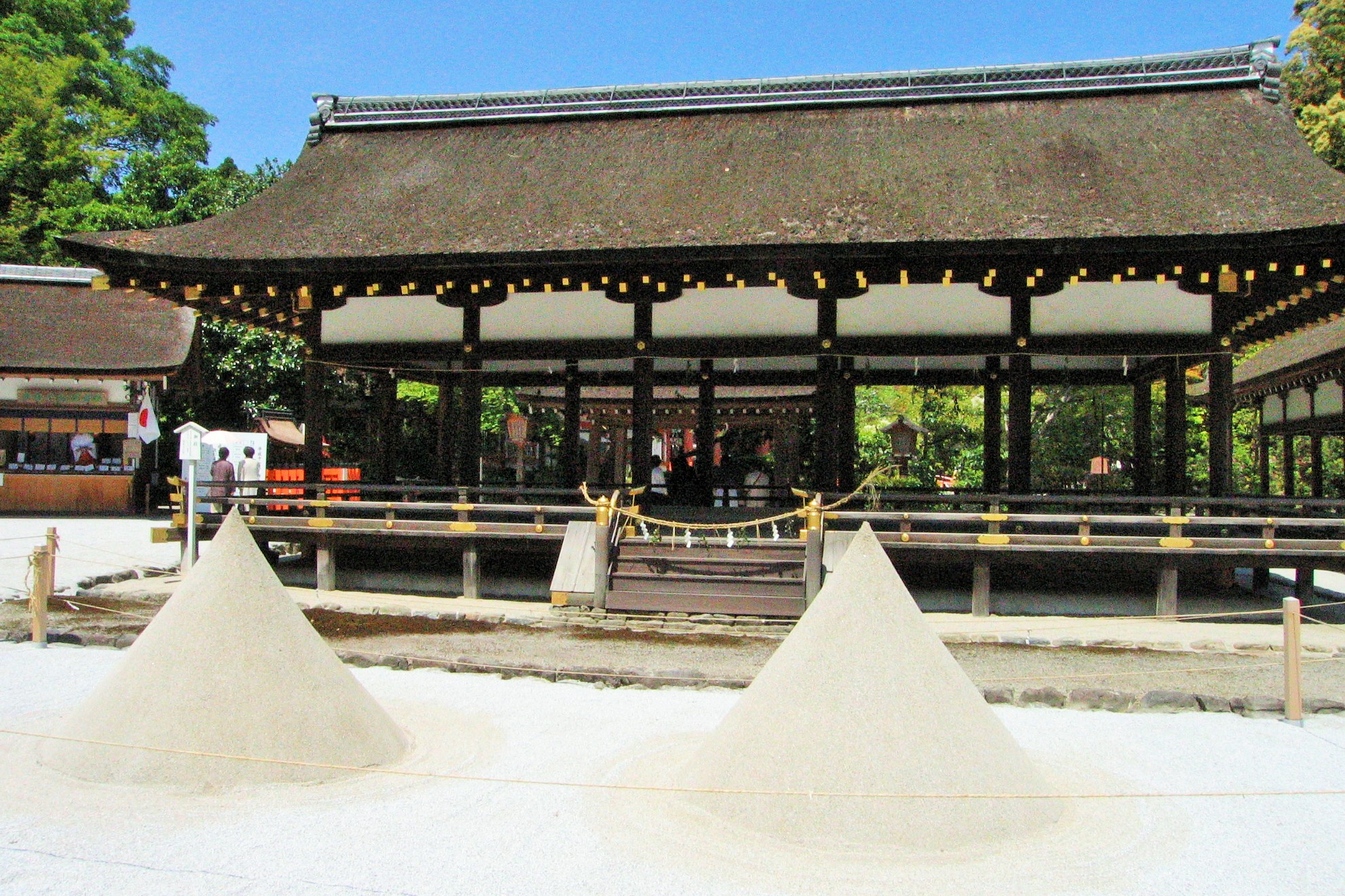 写真・図版 : 下鴨神社とともに平安時代以降「山城国一之宮」となった上賀茂神社＝京都市、筆者撮影