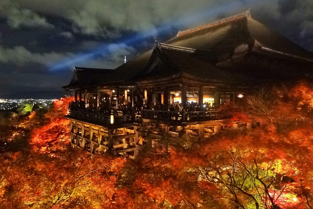 写真・図版 : 清水寺の国宝・本堂。紅葉の時期にライトアップされた＝京都市、筆者撮影