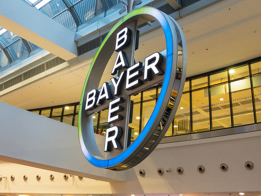 写真・図版 : ドイツの空港内にあるバイエルの企業ロゴ
