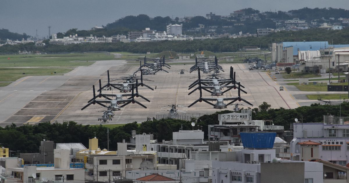 写真・図版 : 米軍普天間飛行場。オスプレイなどが駐機する場所の間近まで住宅などが立つ＝2019年4月24日、沖縄県宜野湾市