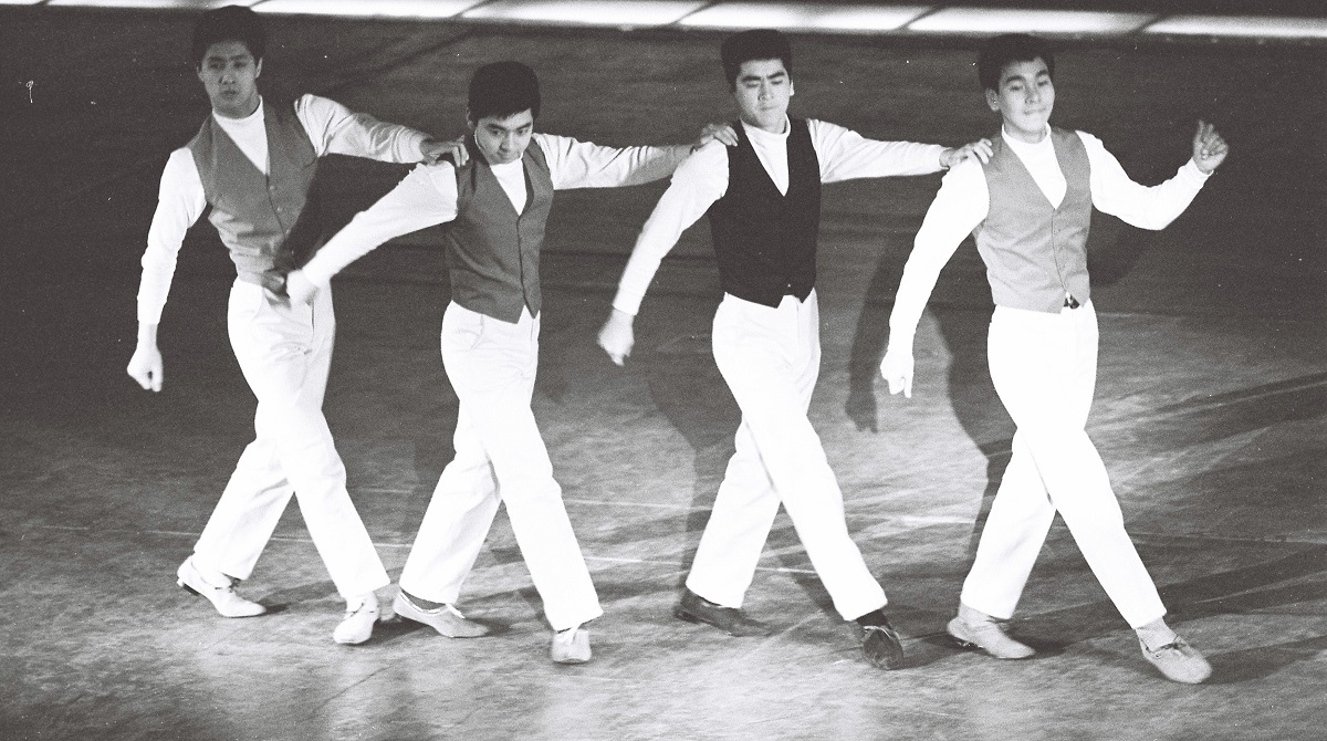 写真・図版 : 「歌って踊れる」が強みだった「初代ジャニーズ」=1965年、東京・日劇で