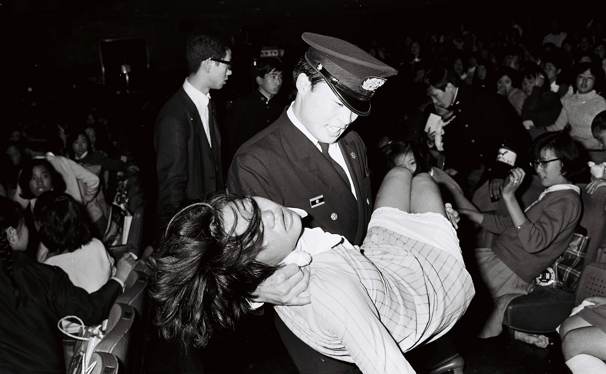 写真・図版 : グループサウンズ「ザ・オックス」の公演では、ファンの「集団失神」が話題になった=1968年、日比谷公会堂で　