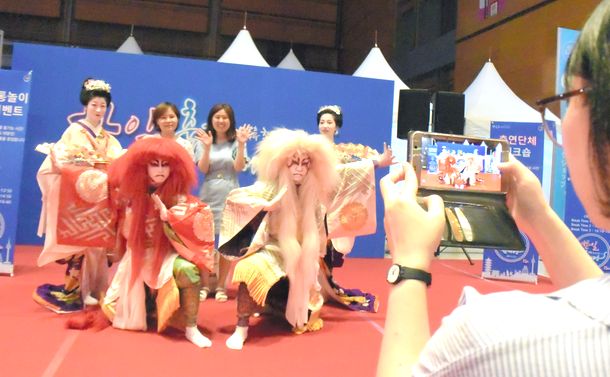 写真・図版 : 「日韓交流おまつり」の会場で日本の舞踊グループと記念写真におさまる韓国の女性たち＝2019年9月1日、ソウル