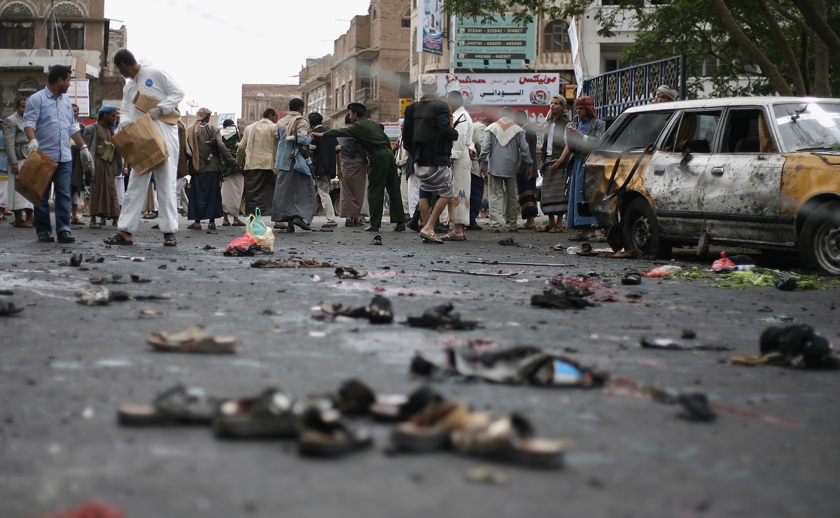 写真・図版 : イエメンの首都サヌアで爆発があった現場=2014年10月/AP 