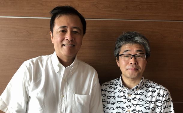 写真・図版 : 世田谷区長の保坂展人さん（左）と批評家の若松英輔さん＝2019年8月22日、東京・九段下