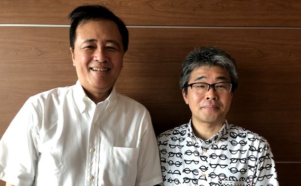 写真・図版 : 世田谷区長の保坂展人さん（左）と批評家の若松英輔さん＝2019年8月22日、東京・九段下