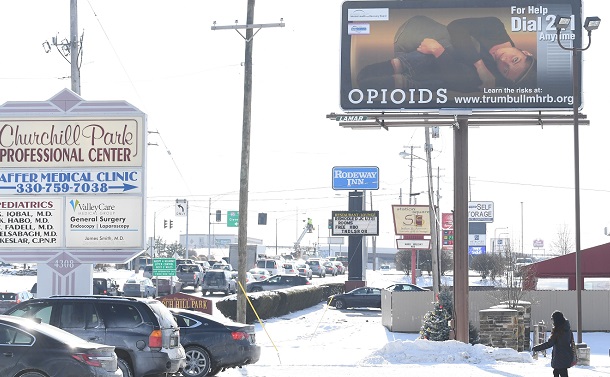 写真・図版 : 米国でオピオイド依存症を警告する路上の大型看板=2018年1月2日、米国オハイオ州、金成隆一撮影