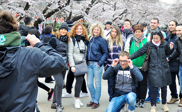 写真・図版 : 日本を訪れる大勢の外国人観光客＝2019年3月、軽部理人撮影