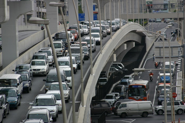 写真・図版 : 那覇市安里交差点の交通渋滞（筆者撮影）