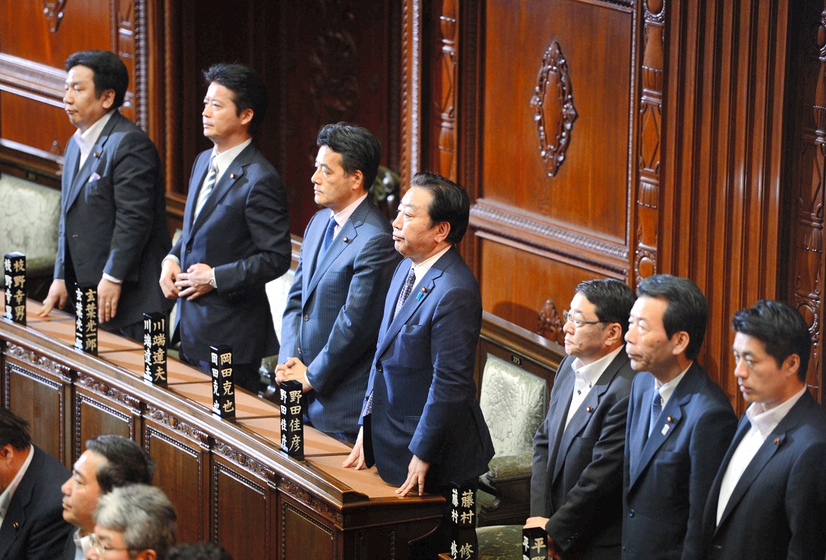写真・図版 : 消費増税関連法案が衆院で可決され、起立する野田佳彦首相ら＝2012年6月26日