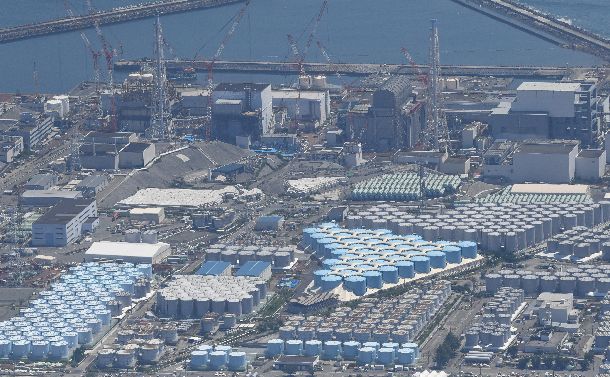 写真・図版 : 東京電力福島第一原発の敷地内に並ぶ汚染水をためるタンク（手前）＝2019年8月1日、朝日新聞社ヘリから