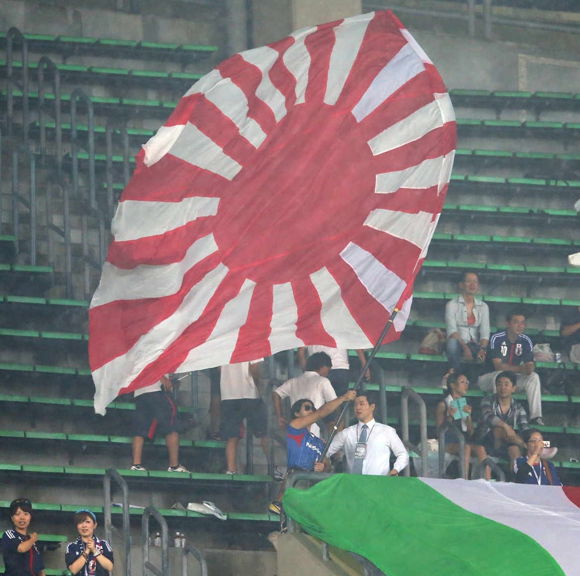 写真・図版 : ソウルで行われたサッカーアジア杯の日韓戦で、日本サポーターが旭日旗を掲げた＝2013年7月28日