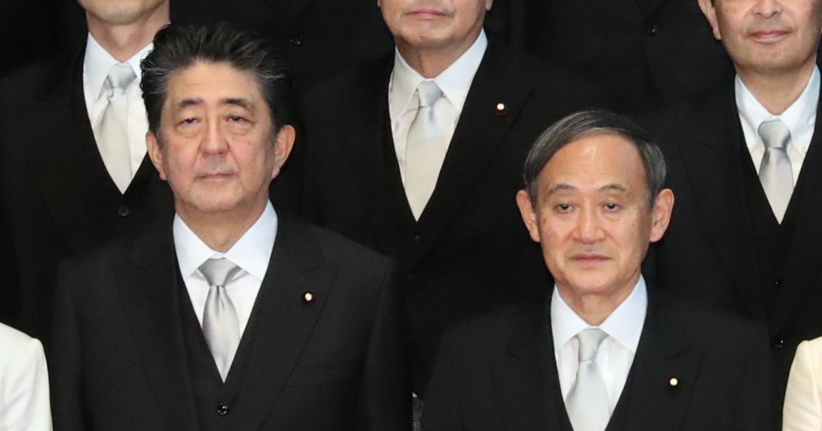 写真・図版 : 安倍首相（左）と菅官房長官＝2019年9月13日、首相官邸
