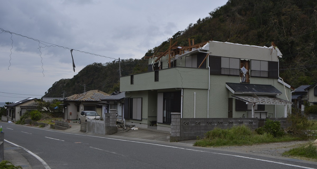 写真・図版 : 台風の強風で3階部分が吹き飛ばされた住宅=千葉県鋸南町岩井袋