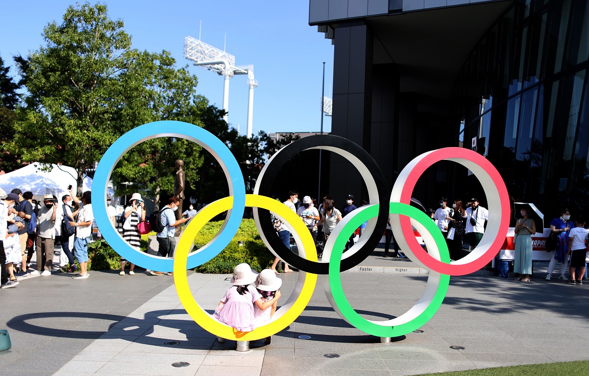 写真・図版 : 国立競技場近くにある五輪マークのモニュメント＝2021年7月22日、東京都新宿区