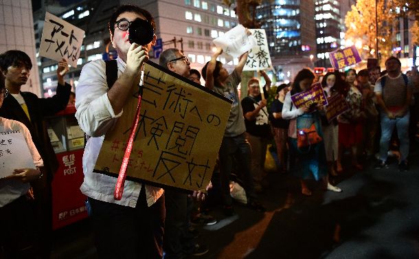 写真・図版 : 文化庁の前で、「表現の自由を守れ」「検閲反対」などと抗議する人たち＝2019年9月26日、東京都千代田区