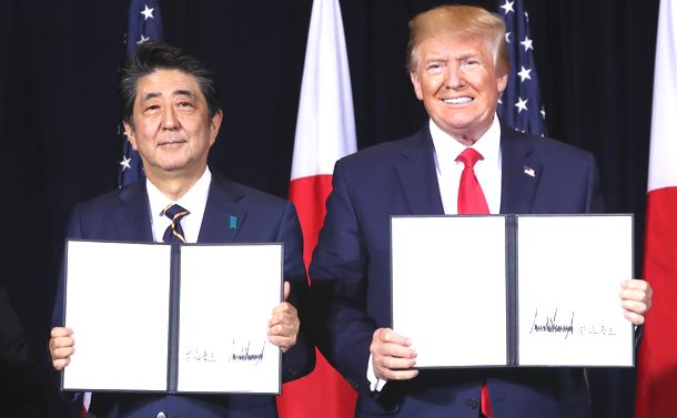 写真・図版 : 署名した共同声明を手にする安倍晋三首相（左）とトランプ米大統領＝2019年9月25日、米ニューヨーク