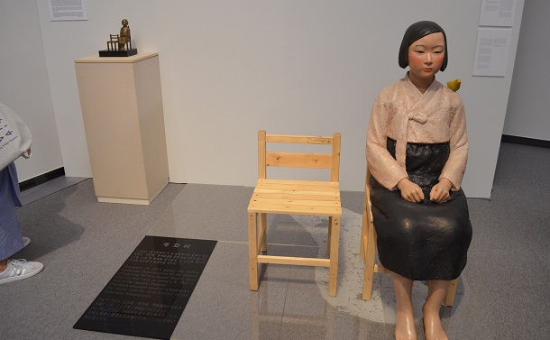 写真・図版 : 展示が中止された「表現の不自由展・その後」＝2019年７月31日、名古屋市の愛知芸術文化センター