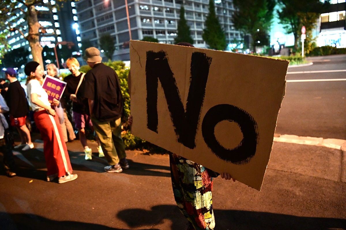 写真・図版 : 補助金の全額不交付に対し、文化庁前で抗議する人たち＝2019年9月26日、東京都千代田区